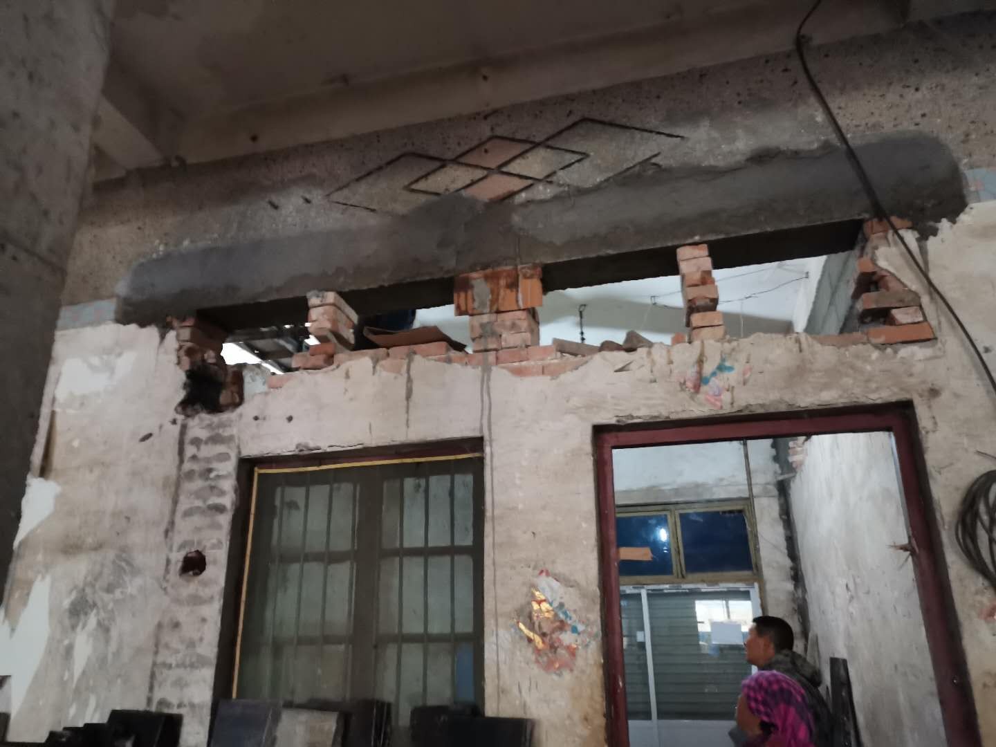 房屋墻改梁澆筑水泥時，需要遵循哪些步驟？